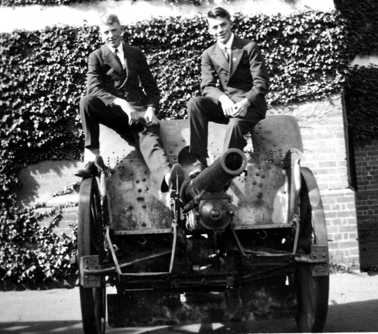 Students on a Gun outside Morrison Hall.